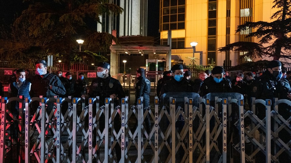 https://www.rt.com/news/607693-istanbul-israeli-consulate-gunman/Gunman opens fire in front of Israeli consulate in Istanbul (VIDEO)