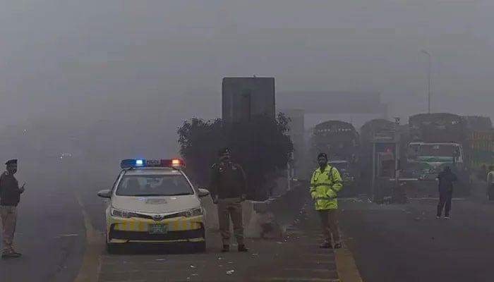 پنجاب، اسموگ اور دھند کے باعث مختلف موٹرویز کئی مقامات  سے بند