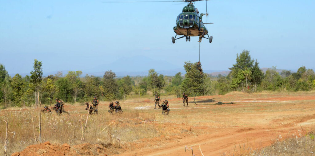 တိုက်ပွဲဖြစ်နေသော ပုလဲမြို့သို့ စစ်တပ်က လေကြောင်းဖြင့် စစ်ကူပို့  - Myanmar Now