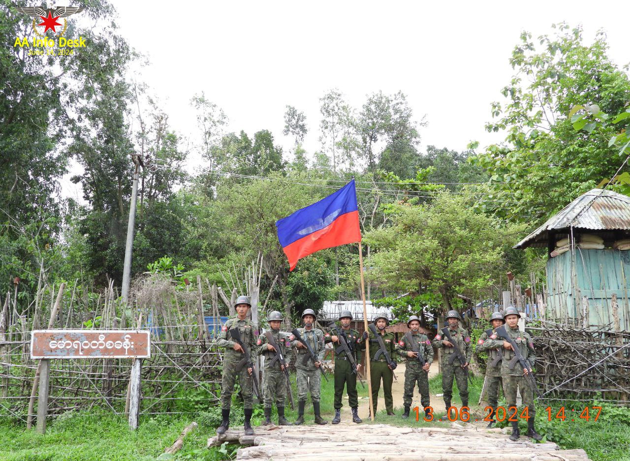 တောင်ကုတ်မြို့ပေါ်ရှိ စစ်စခန်းကြီး ၃ ခုကို တပြိုင်နက် AA ထိုးစစ်ဆင် – Myanmar Now