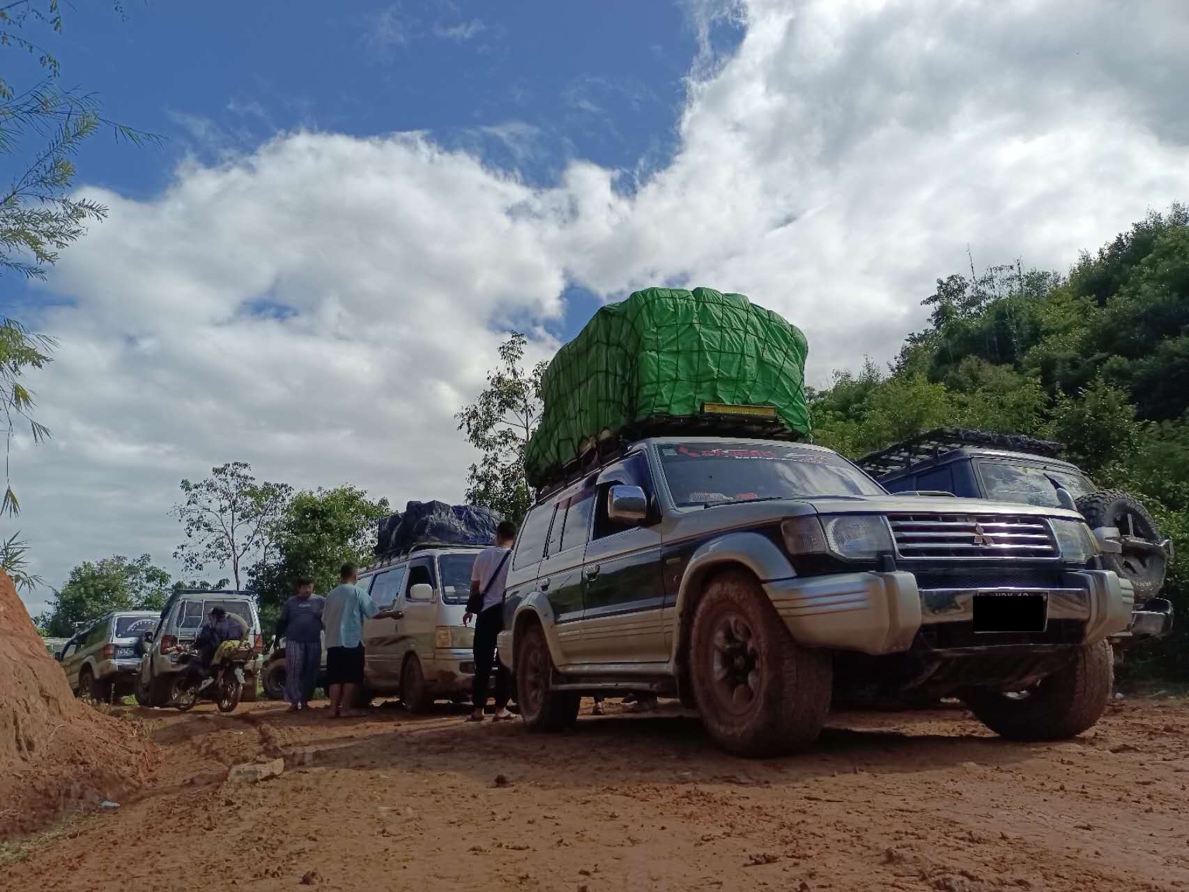 နယ်စပ်ကုန်သွယ်ရေးဂိတ်တစ်ခု တရုတ်ပြန်ဖွင့်၊ အခြားဂိတ်များကို ထပ်တင်းကျပ်    – Myanmar Now