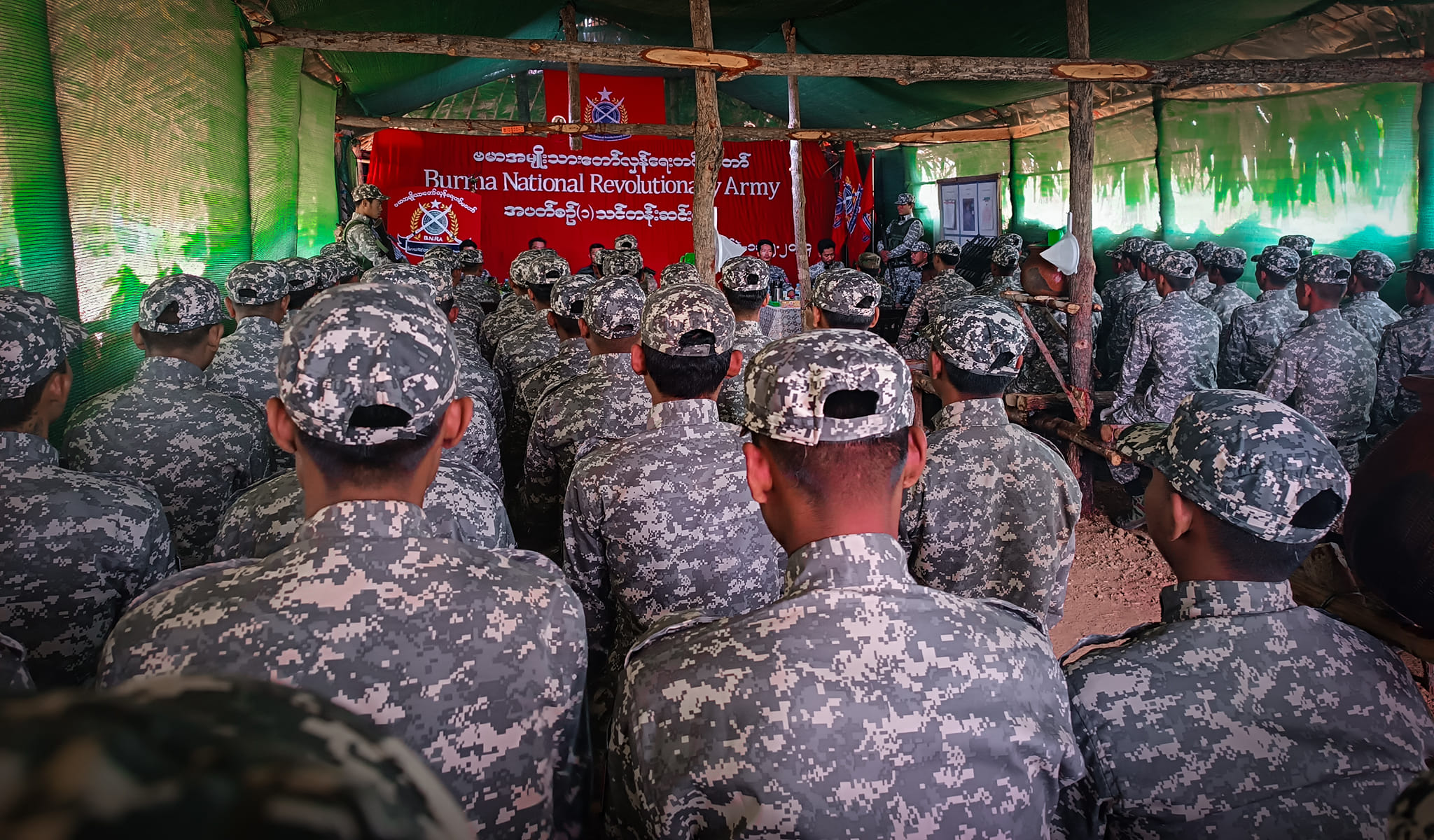 ပုလဲမြို့ပေါ်ရှိ စစ်တပ်ကို ကာကွယ်ရေးအဖွဲ့များ ဝင်တိုက်  – Myanmar Now