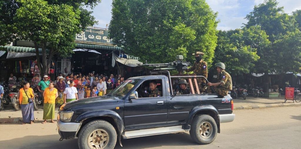 ပေါက်မြို့နယ်  စစ်ရှောင်အရေးကူညီနေသူ ဘုန်းကြီးကို စစ်တပ် ဖမ်းခေါ်သွား - Myanmar Now