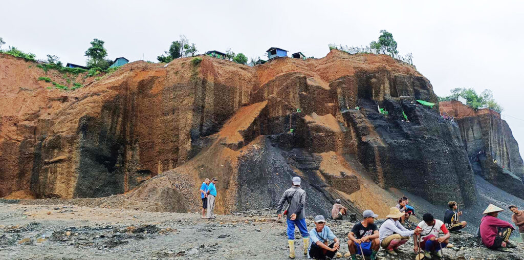 ဖားကန့် မြေစာပုံပြိုကျမှုမှာ ကယ်ဆယ်ရေးလုပ်ဆောင်မှုမရှိ  - Kachin News Group (KNG)