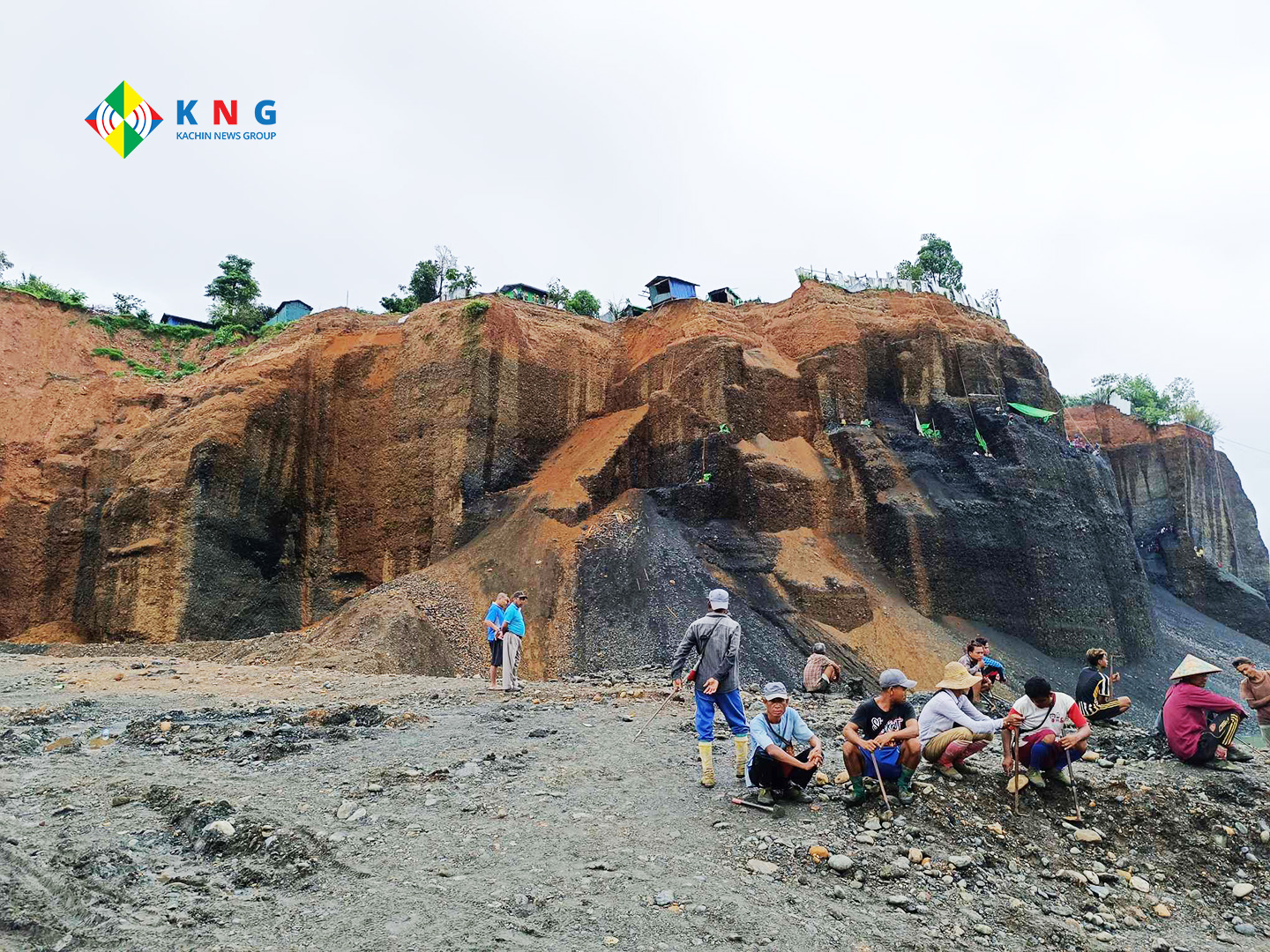 မြေစာပုံပြိုကျတဲ့နေရာ  ၅ ရက်ကြာလာတဲ့အထိ ဝင်ခွင့်ပိတ်ထားဆဲဖြစ်သောကြောင့် သေဆုံးမှုစာရင်းမသိရ – Kachin News Group (KNG)