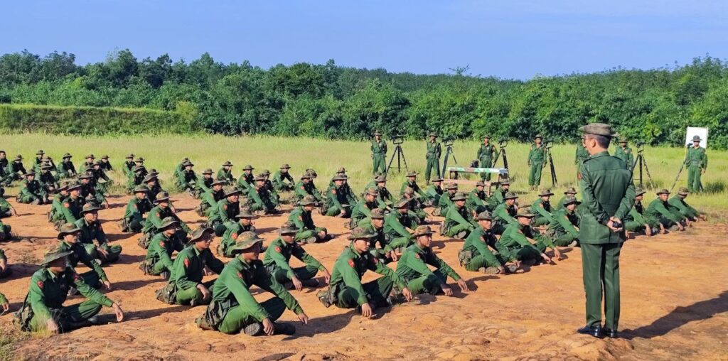 လပြည့်ည လမ်းပေါ်ထွက်သူတချို့ စစ်သားသစ်အဖြစ် စုဆောင်းခံရဟုဆို - Myanmar Now