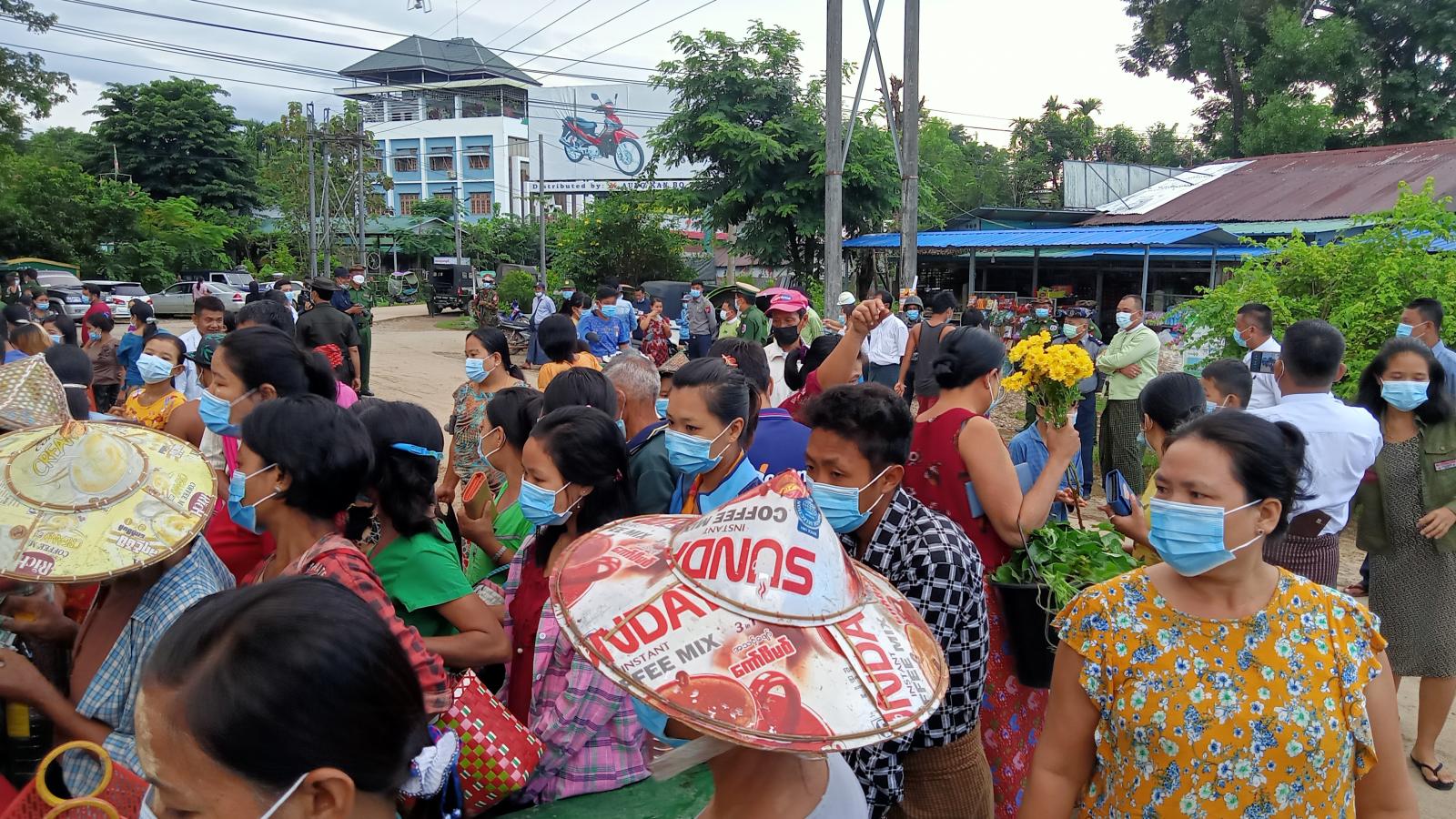 အမ်းမြို့ထဲ ပိတ်မိနေသူများမှာ စစ်ကောင်စီက ရမ်းသမ်းဗုံးကြဲမှာကို စိုးရိမ်နေ – Western News