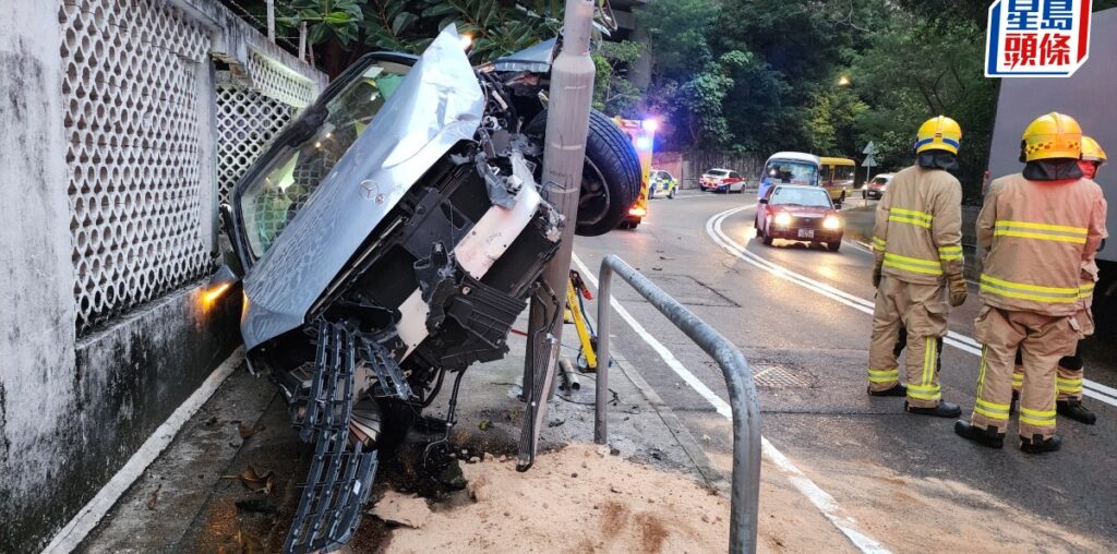 薄扶林平治失控翻側半邊車身懸空 九旬翁被困車內 消防天窗救出送院