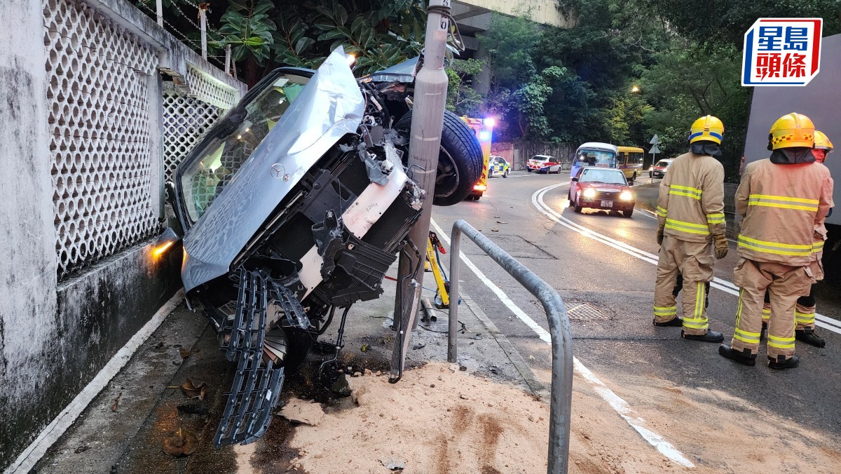 薄扶林平治失控翻側半邊車身懸空 九旬翁被困車內 消防天窗救出送院