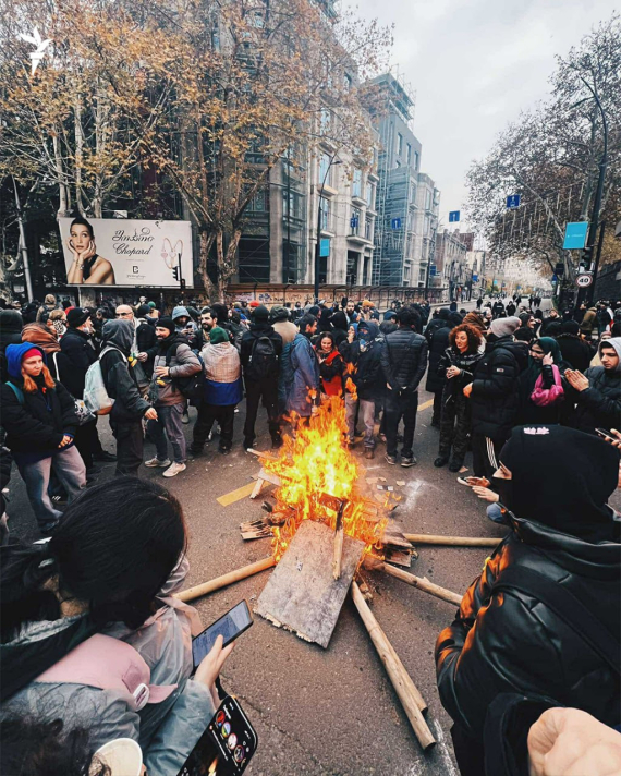 У Грузії тривають протести: мітингувальники блокують деякі вулиці Тбілісі